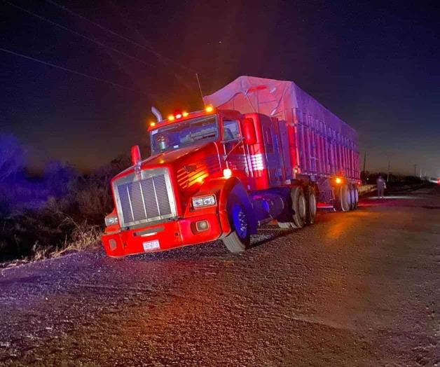 Falla en camión incendia pastizal