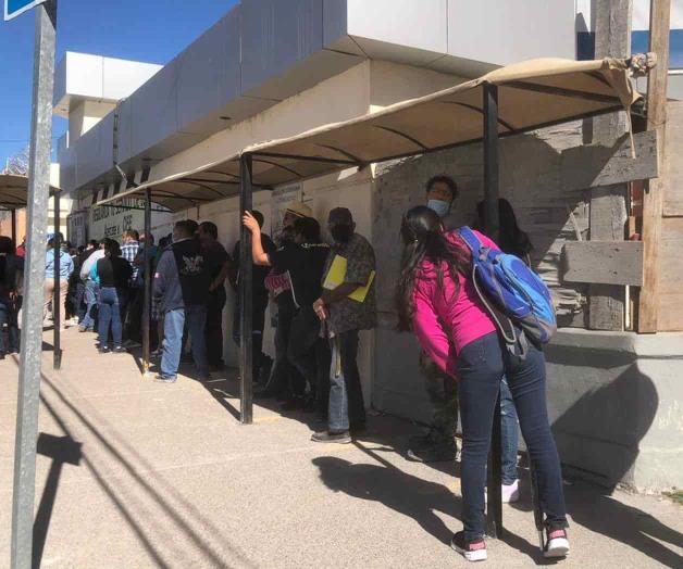 Siguen usuarios esperando horas para pagar la luz
