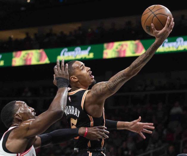 Hawks se sostienen al final para vencer al Heat