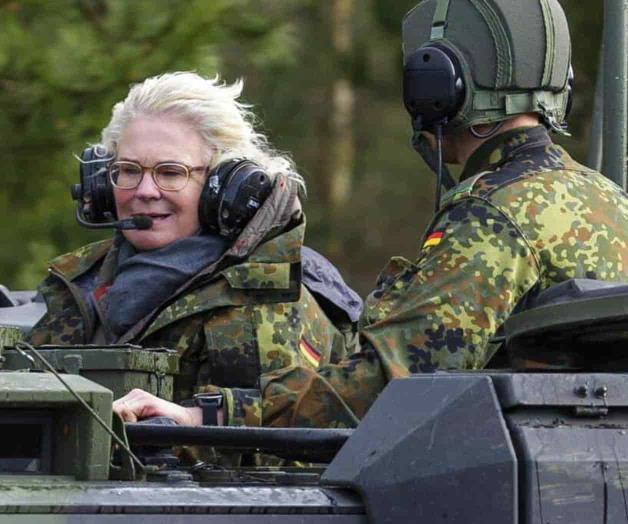 Renuncia la criticada ministra alemana de Defensa