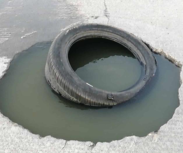 Un peligro para automovilistas representa alcantarilla abierta