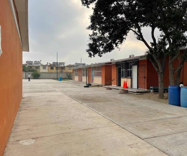 Abusa pequeño de compañeritos