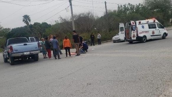 Camioneta se pasa ’alto’; impacta a dos motociclistas