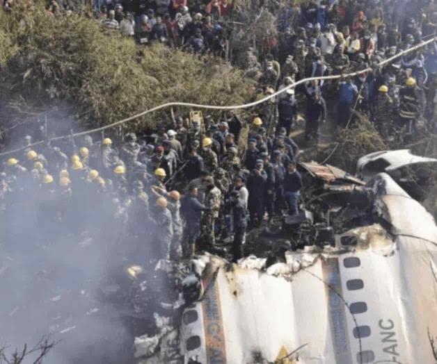 Sube a 71 los muertos tras el siniestro de un avión en Nepal