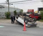 Reportan camioneta volcada y abandonada