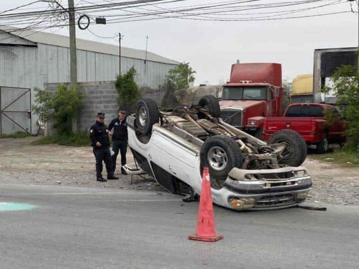 Reportan camioneta volcada y abandonada Reportan camioneta volcada y abandonada