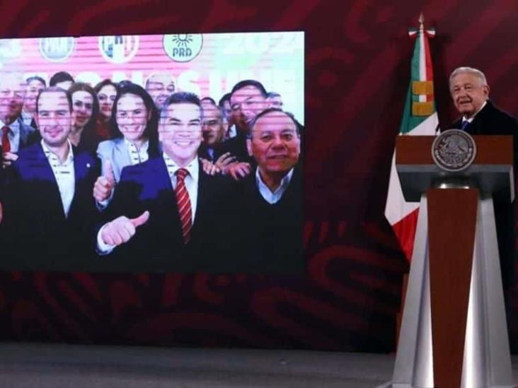 Critica AMLO pacto de Va por México y presume a Morena Critica AMLO pacto de Va por México y presume a Morena