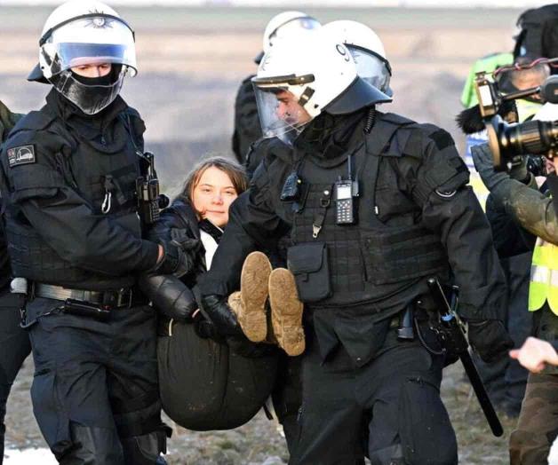 Policía se lleva a Greta Thunberg a la rastra