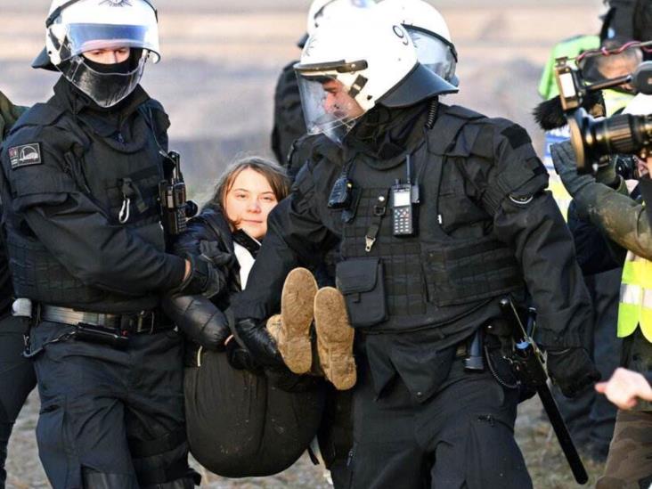 Policía se lleva a Greta Thunberg a la rastra Policía se lleva a Greta Thunberg a la rastra