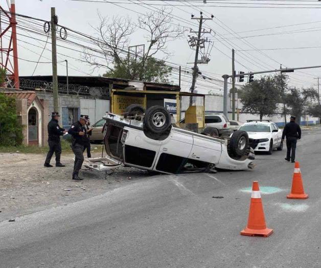 Vuelcan y ahí dejan camioneta Explorer