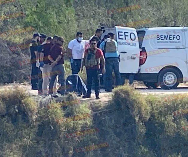 Flota en canal cuerpo de mujer; presenta huellas de violencia