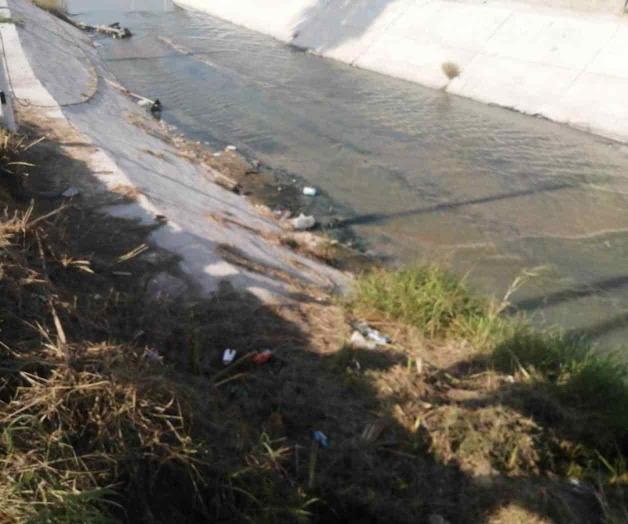 Fuga de agua potable va a dar al dren