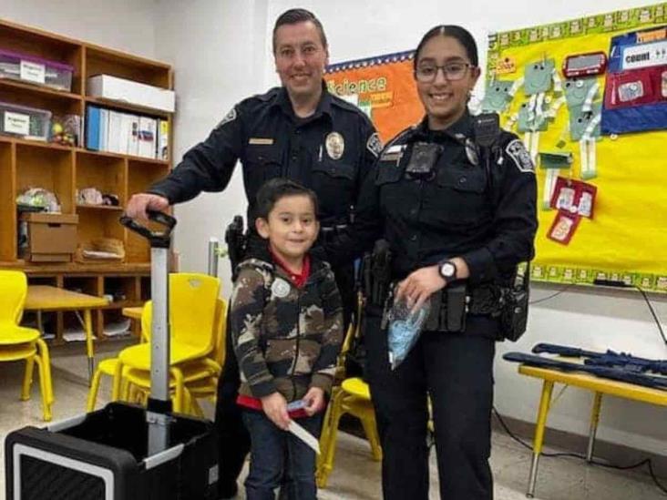 Platican agentes con los niños de escuela primaria Platican agentes con los niños de escuela primaria