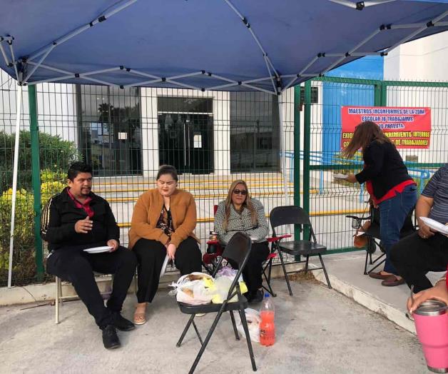 Maestros cumplen 24 horas de toma del Crede