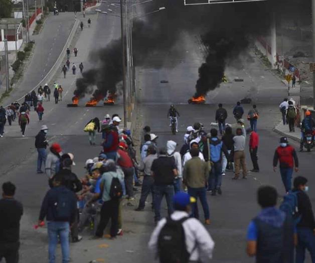 Ingresan manifestantes al aeropuerto de Arequipa Ingresan manifestantes al aeropuerto de Arequipa