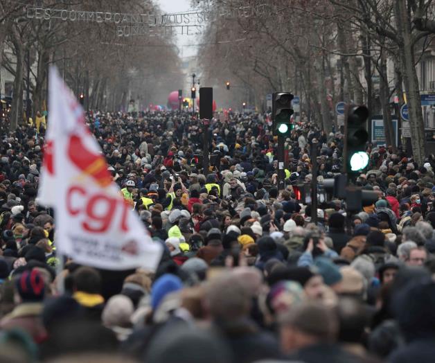Pese a protestas, Macron se aferra a reforma de pensiones