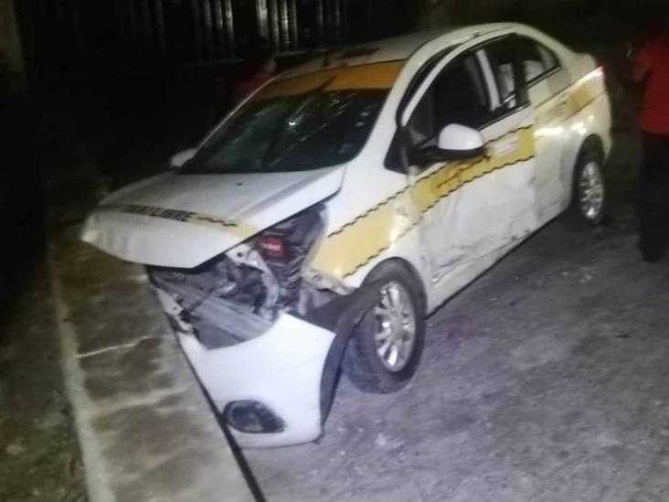 Lo chocan, pierde control se impacta contra barda Lo chocan, pierde control se impacta contra barda