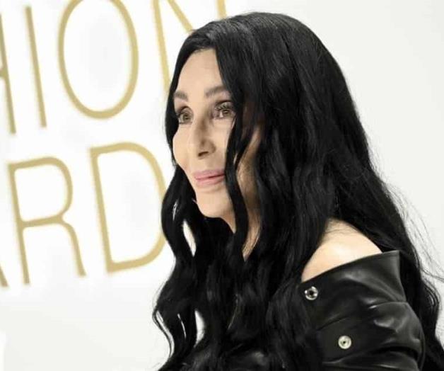 Cher se vuelve a comprometer; luce anillo de diamantes Cher se vuelve a comprometer; luce anillo de diamantes