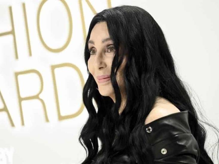 Cher se vuelve a comprometer; luce anillo de diamantes Cher se vuelve a comprometer; luce anillo de diamantes