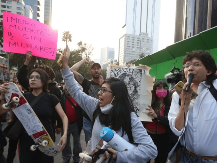 Familiares de Yaretzi asisten a protesta contra GN en el Metro Familiares de Yaretzi asisten a protesta contra GN en el Metro