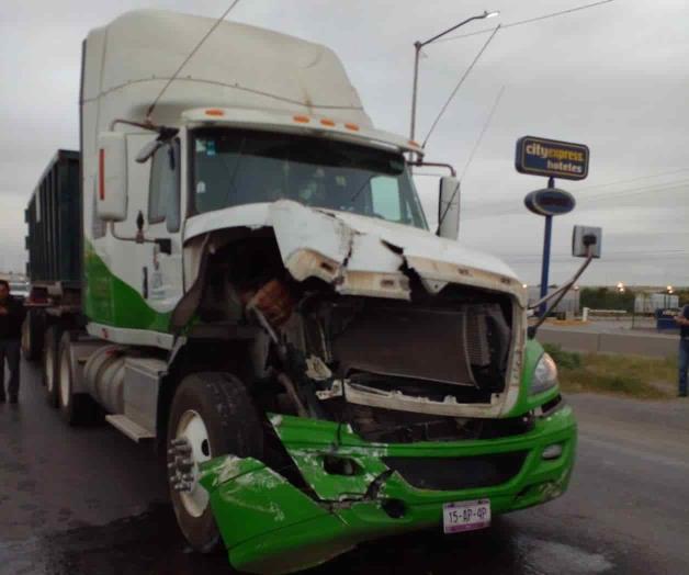Choca por alcance contra otro camión