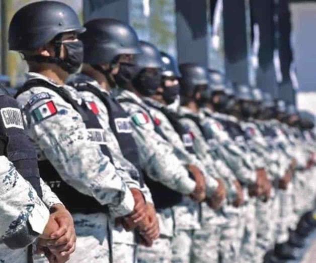 AMLO justifica las vallas en edificios ante marcha contra la GN