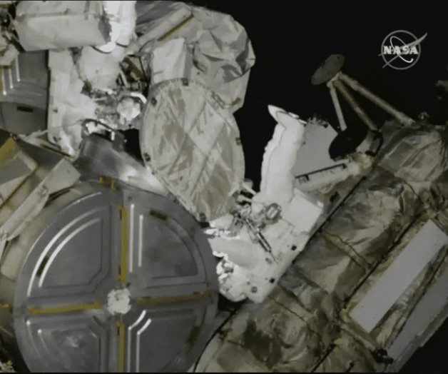 Primera mujer nativa americana en el espacio da un paseo espacial