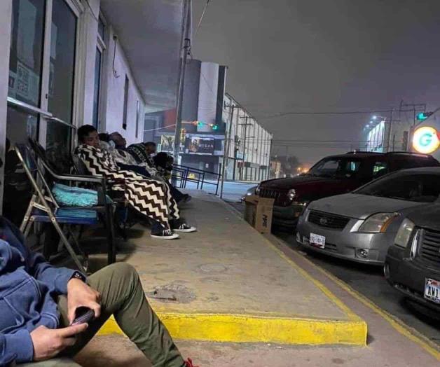 Madrugan en fila para obtener licencia de conducir