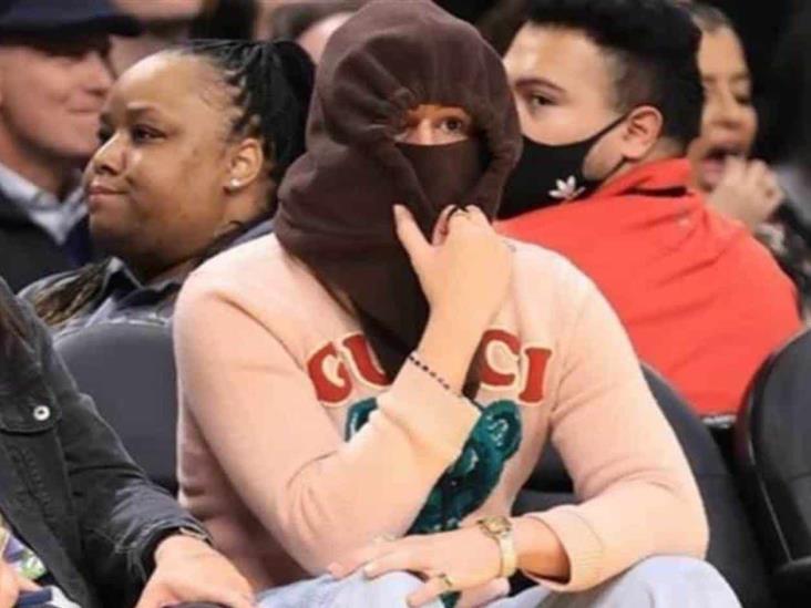 Aparece Bad Bunny en partido de los Lakers, tras polémica Aparece Bad Bunny en partido de los Lakers, tras polémica