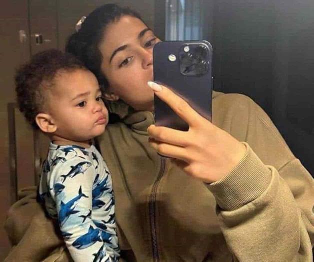 Presenta Kylie Jenner a su hijo en redes sociales