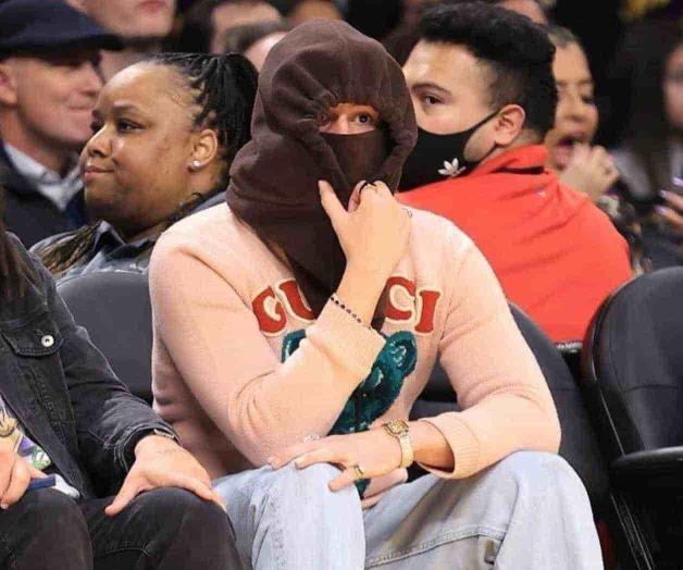 Reaparece en público