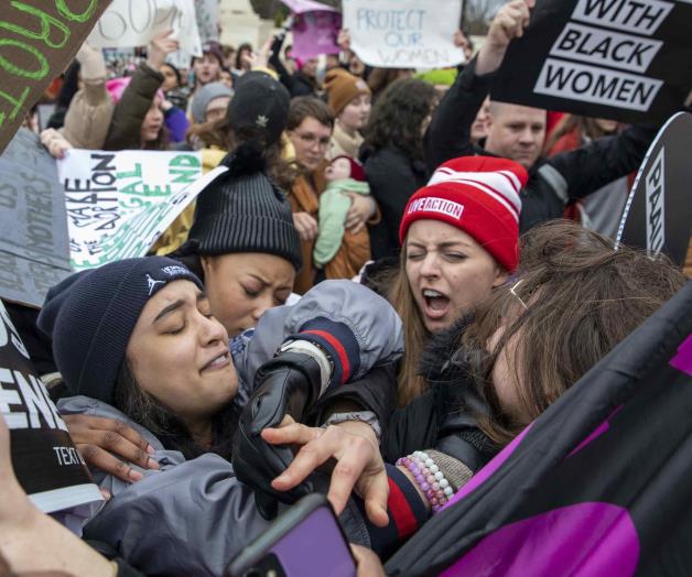 Miles protestan a favor de aborto