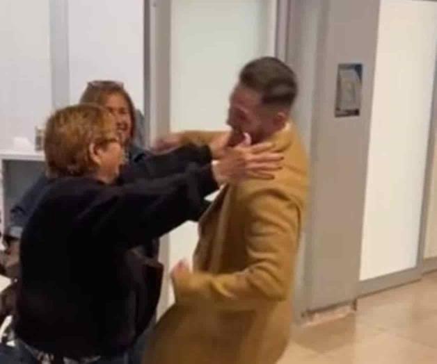 Se equivoca de hijo en su llegada al aeropuerto Se equivoca de hijo en su llegada al aeropuerto