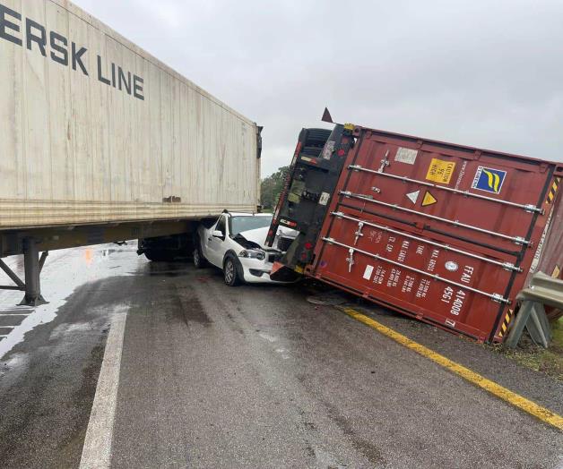 ¡Sale vivo de puro milagro en carreterazo!