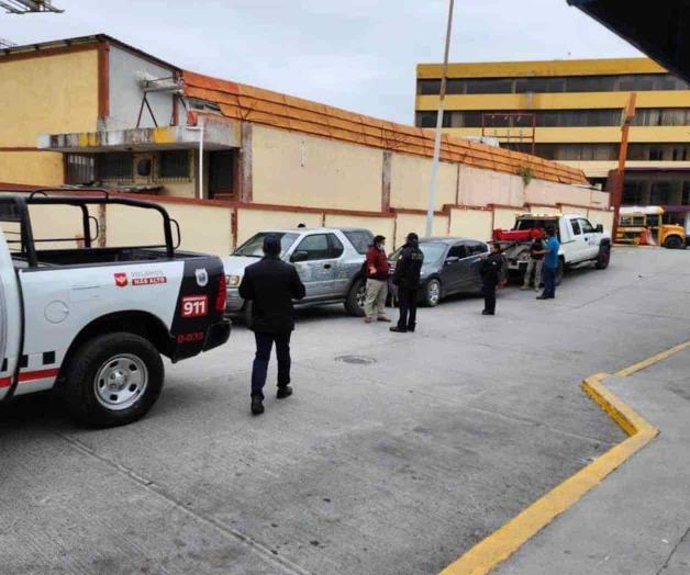 Estacionan en acceso a IMSS; retira Tránsito unidades motrices