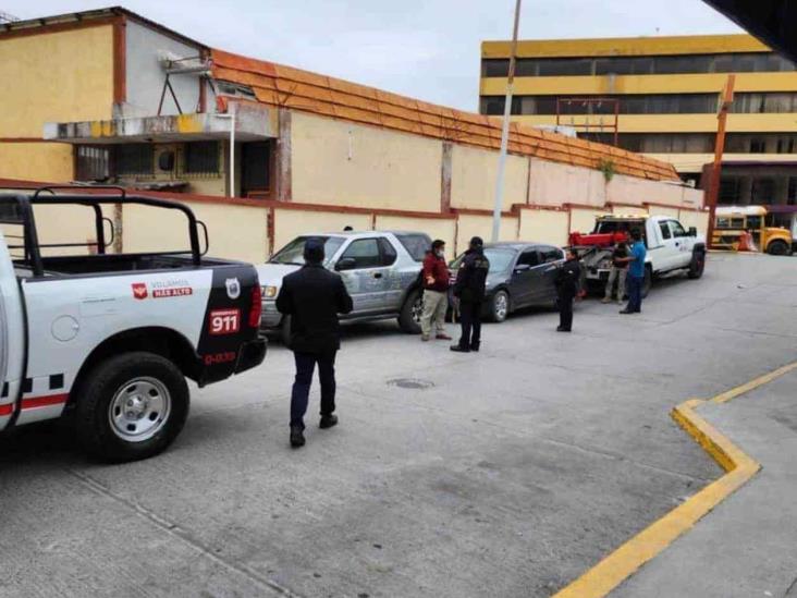 Estacionan en acceso a IMSS; retira Tránsito unidades motrices Estacionan en acceso a IMSS; retira Tránsito unidades motrices