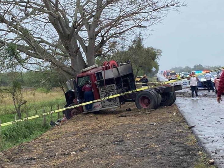 Vuelca camión de bomberos al acudir a atender siniestro Vuelca camión de bomberos al acudir a atender siniestro