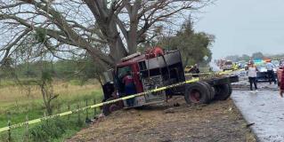 Vuelca camión de bomberos al acudir a atender siniestro