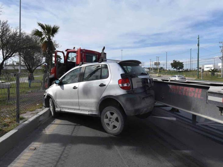 Intenta cambiar de carril y provoca carambola Intenta cambiar de carril y provoca carambola