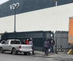 Toman trabajadores los accesos de maquiladora