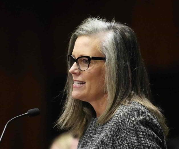 Gobernadora sigue con su  plan de trasladar migrantes