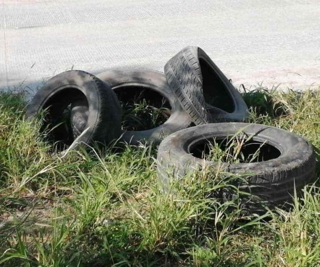 Convierten camellón en tiradero de llantas y basura