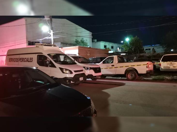 Muere aplastado mecánico al caerle vehículo Muere aplastado mecánico al caerle vehículo