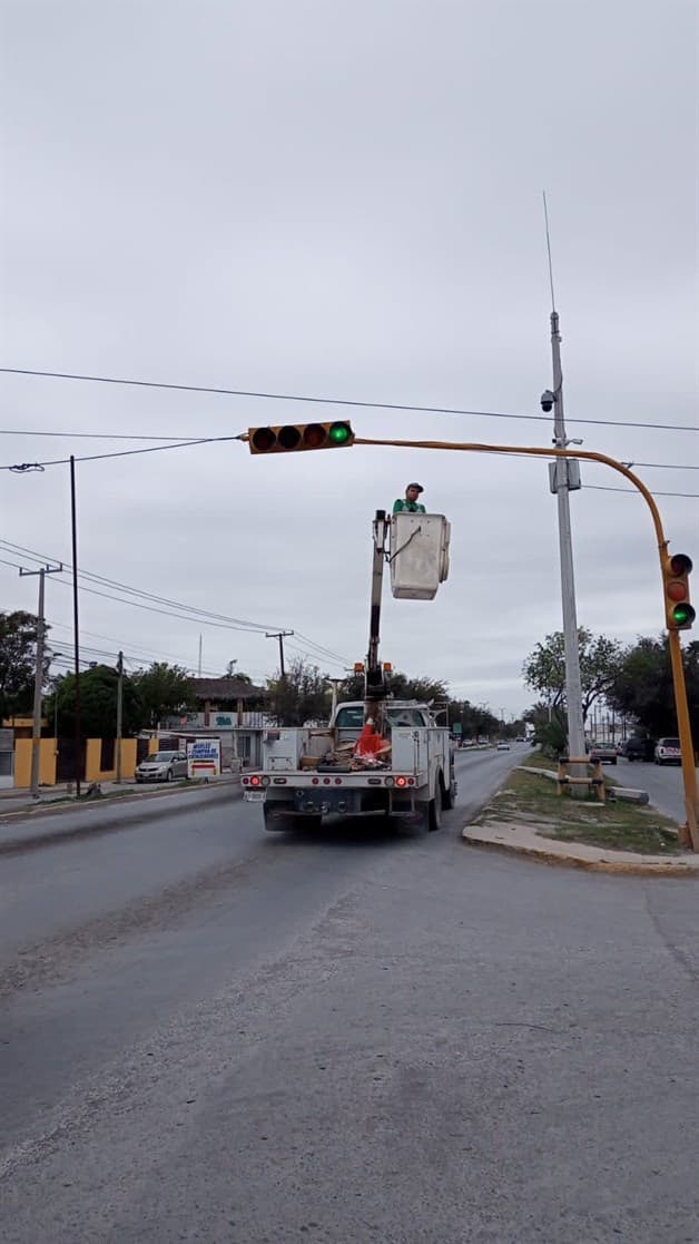 Rehabilitan semáforo en zona escolar