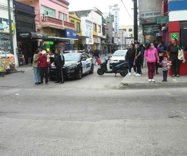 Ancianito es arrollado y trata de ‘arreglarse’