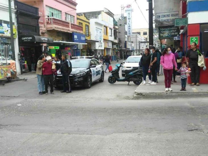 Ancianito es arrollado y trata de ‘arreglarse’ Ancianito es arrollado y trata de ‘arreglarse’