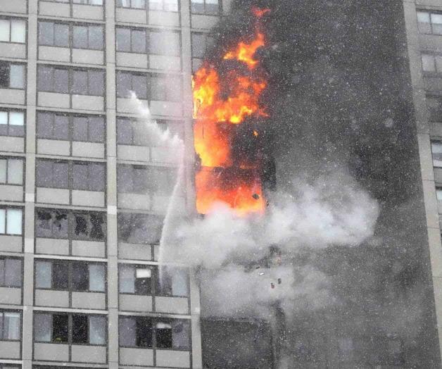 Arde en Chicago edificio Departamental: 1 muerto