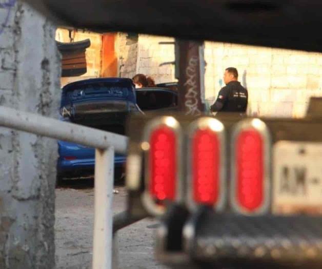 Matan a dos y dejan sus cuerpos en auto