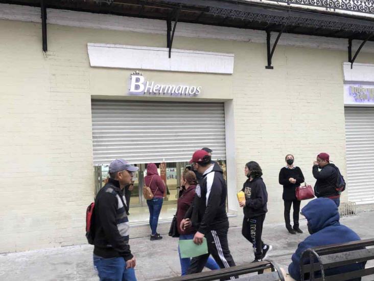 Trabajadores se burlan de una clausura Trabajadores se burlan de una clausura