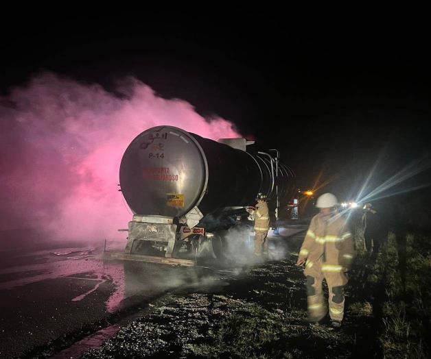 Abandonan tanque de pipa incendiado en libramiento Abandonan tanque de pipa incendiado en libramiento